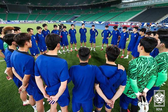 6일 오전 3시 15분 이라크 바스라 국제경기장에서 열리는 이라크와의 2026 국제축구연맹(FIFA) 북중미 월드컵 아시아 3차 예선 대비 훈련을 앞두고 의지를 다지고 있는 축구대표팀 선수들. /사진=대한축구협회 제공