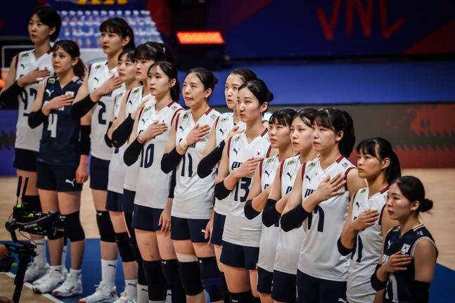 한국 여자배구 국가대표팀이 5일(한국시간) 브라질 리우데자네이루에서 열린 2025 FIVB VNL 대회에 앞서 국기에 대한 경례를 하고 있다. /사진=VNL 공식 홈페이지 제공