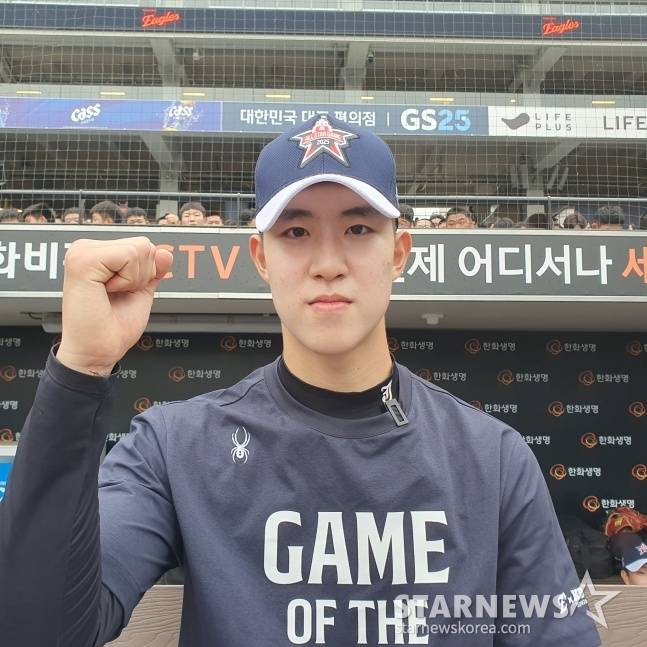 장충고 문서준이 2일 대전한화생명 볼파크에서 열린 2025 한화이글스배 고교대학 올스타전을 앞두고 취재진과 인터뷰에 응했다. /사진=김동윤 기자