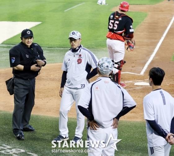 두산 조성환 감독대행이 5일 잠실구장에서 열리는 2025KBO리그 두산베어스와 KIA타이거즈 경기 4회말 김인태 스트라이크아웃 낫아웃 판정에 어필하고 있다. /사진=강영조 선임기자