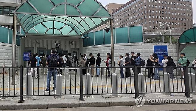 미국대사관 앞 비자 신청 대기줄 (서울=연합뉴스) 서명곤 기자 = 지난달 23일 서울 종로구 주한 미국대사관 앞에서 미국 비자를 발급받으려는 사람들이 줄을 서 있다. 2025.6.5 seephoto@yna.co.kr