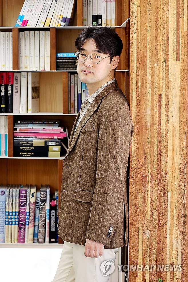 연합뉴스와 만난 배명훈 작가 (서울=연합뉴스) 진연수 기자 = 판타지 소설 '기병과 마법사'를 출간한 소설가 배명훈이 4일 오후 서울 마포구 북앤빌딩에서 진행된 연합뉴스와 인터뷰에 앞서 포즈를 취하고 있다. 2025.6.4 jin90@yna.co.kr