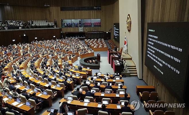 대선 후 본회의, 3대 특검법·검사징계법 상정 (서울=연합뉴스) 류영석 기자 = 5일 국회 본회의에서 내란 특검법과 김건희 여사 특검법, 채해병 특검법 등 3대 특검법과 검사징계법이 상정되고 있다. 2025.6.5 ondol@yna.co.kr