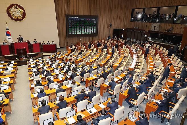 퇴장하는 국민의힘 (서울=연합뉴스) 박동주 기자 = 5일 국회 본회의에서 '검사징계법' 개정안에 대한 표결이 진행되고 있는 가운데 국민의힘 의원들이 퇴장하고 있다. 2025.6.5 pdj6635@yna.co.kr