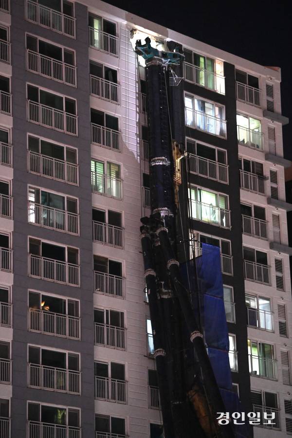 5일 저녁 용인시 서천마을 아파트 단지에 지하철 공사 중장비가 넘어지는 사고가 발생해 주민들이 대피하는 등 소동이 벌어졌다. 현재까지 인명피해는 없는것으로 알려졌다. 2025.6.5 /최은성기자 ces7198@kyeongin.com