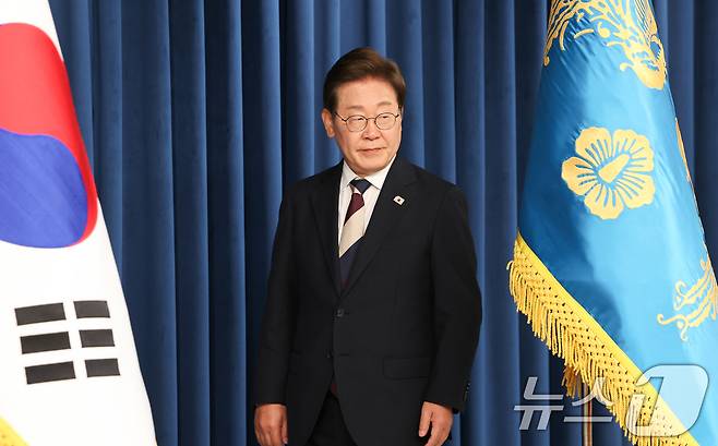 이재명 대통령이 4일 서울 용산구 대통령실 청사 브리핑룸에서 국무총리와 국정원장, 대통령 비서실장 등 인선발표를 하기 위해 입장하고 있다. 2025.6.4/뉴스1 ⓒ News1 허경 기자