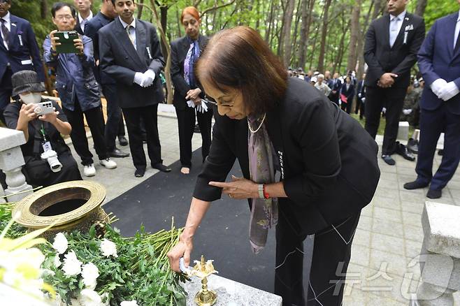 6일 오전 대구 수성구 범어동 나야 대령 기념비에 열린 참배 행사에 참석한 고(故) 우니 나야 대령의 딸인 파바시 모한 박사(77)가 아버지를 기리고 있다. 나야 대령은 6·25전쟁 당시 유엔(UN) 한국위원단 인도 대표로 파견돼 활동하던 중 경북 칠곡군 낙동강전투에서 지뢰 폭발로 순직했다. 2025.6.6/뉴스1 ⓒ News1 이성덕 기자