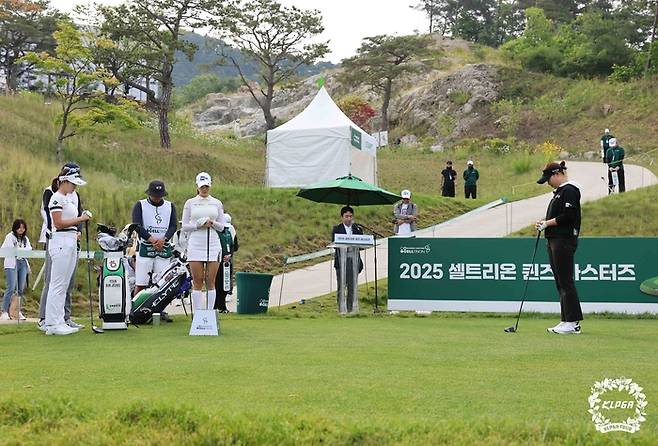 제70회 현충일인 6일 강원도 원주 성문안CC에서 열린 KLPGA투어 2025 셀트리온 퀸즈 마스터즈에 출전한 선수들이 경기 시작에 앞서 묵념하고 있다. 사진 | KLPGA