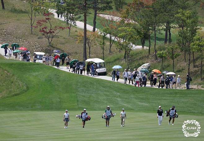여름 날씨를 방불케하는 날씨에도 연휴 첫날을 맞아 성문안 CC에서 열린 KLPGA투어 셀트리온 퀸즈 마스터즈를 찾은 갤러리들이 선수들을 따라 이동하고 있다. 사진 | KLPGA