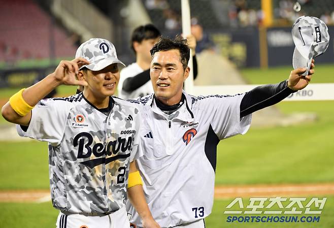 데뷔 첫 끝내기 안타로 조성환 감독대행 체제 첫 승을 이끈 두산 김민석.