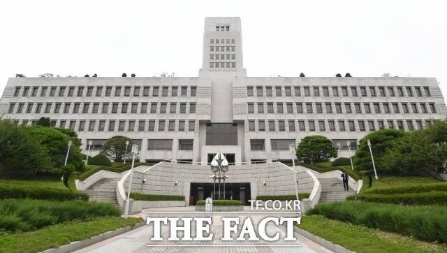 대법관의 임기는 6년으로 대법원장이 제청하고 대통령이 임명하는 방식으로 이뤄진다. 사진은 대법원. /더팩트 DB