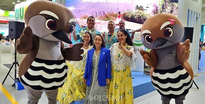 레진 비스코 리(Régine Biscoe Lee) 괌정부관광청 청장(중앙)과 차모르 공연단