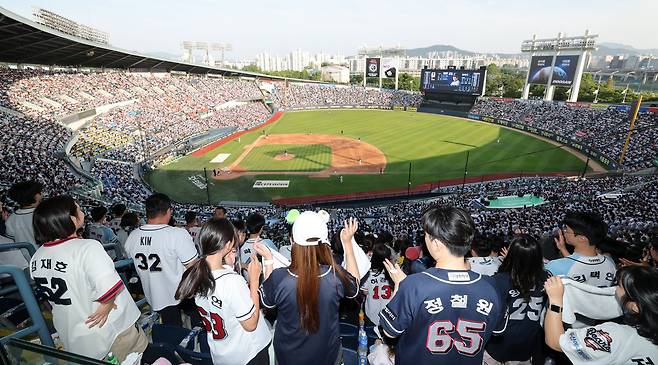 현충일인 6일 전국 5개 구장에서 KBO리그 전경기가 매진 됐다. 사진은 잠실야구장에서 만원관중 속에 열린 두산과 롯데의 경기. /뉴스1