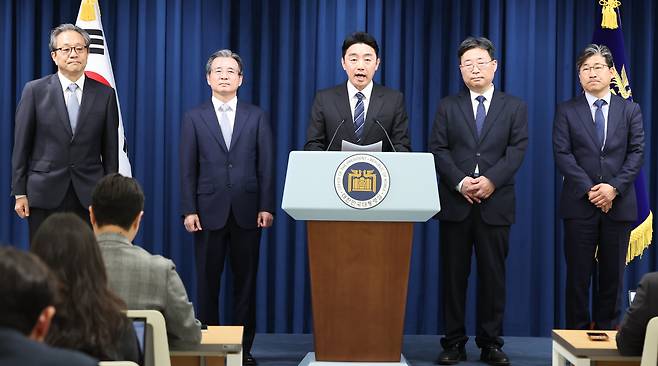 강훈식 대통령 비서실장이 6일 서울 용산구 대통령실 청사에서 대통령실 조직개편안 및 1차 인선 발표을 하고 있다. 왼쪽부터 문진영 사회수석, 김용범 정책실장, 강 비서실장, 하준경 경제성장수석, 류덕현 수석급 재정기획보좌관./뉴스1