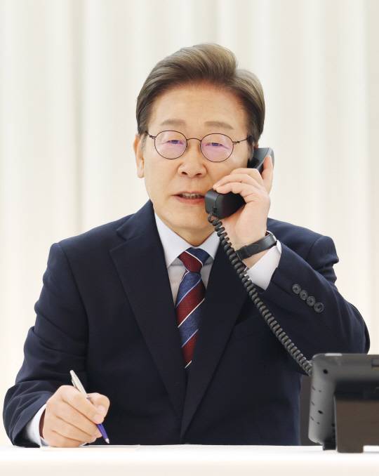 이재명 대통령이 6일 서울 한남동 관저에서 도널드 트럼프 미국 대통령과 전화 통화를 하기 위해 수화기를 들고 있다. 연합뉴스.