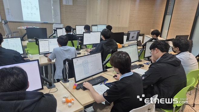 의정부 경민IT고가 SW·AI 교육강화사업 연계해 3D모델링과 디지털 컨버전스 실무교육 을 실시했다.