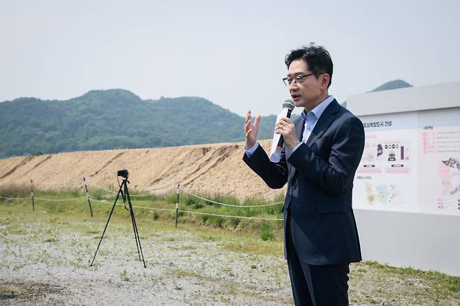 이재명 더불어민주당 대통령 후보 직속 국토공간혁신위원회 총괄선대위원장인 김경수 전 경남지사가 지난 5월 27일 국회 세종의사당 예정 부지에서 국토공간의 대전환 정책발표 기자회견을 하고 있다. /사진=뉴스1화상