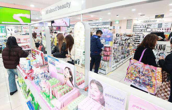 생활용품점 다이소에 저가 건강기능식품을 납품·판매하는 제약회사가 약사들의 반대에도 늘고 있다. 2024년 11월 서울 시내 한 다이소 매장에서 고객들이 상품을 고르고 있다. 연합뉴스