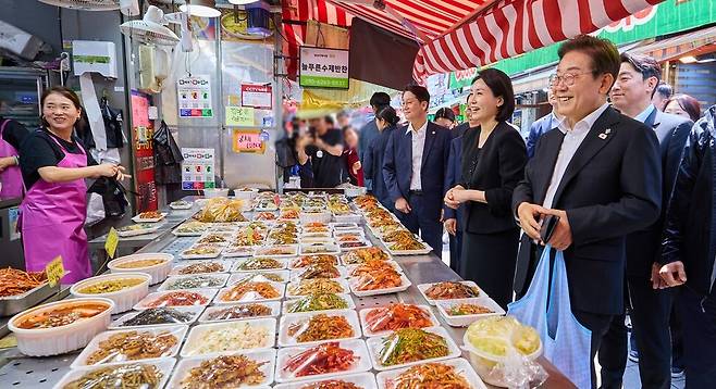 이재명 대통령과 김혜경 여사가 6일 현충일 추념식 참석 직후 서울 동작구 사당동의 남성시장을 깜짝 방문하고 있다. 대통령실 제공
