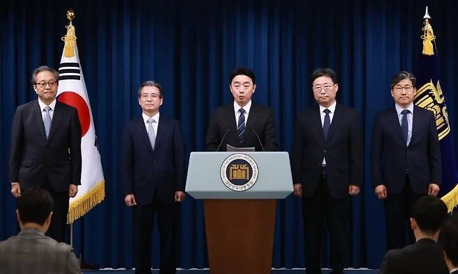 강훈식 대통령 비서실장이 6일 서울 용산 대통령실 청사에서 대통령실 정책실장과 수석비서관 인선을 발표하고 있다. 왼쪽부터 문진영 대통령실 사회수석, 김용범 정책실장, 강 비서설장, 하준경 경제성장수석, 류덕현 재정기획보좌관. 연합뉴스