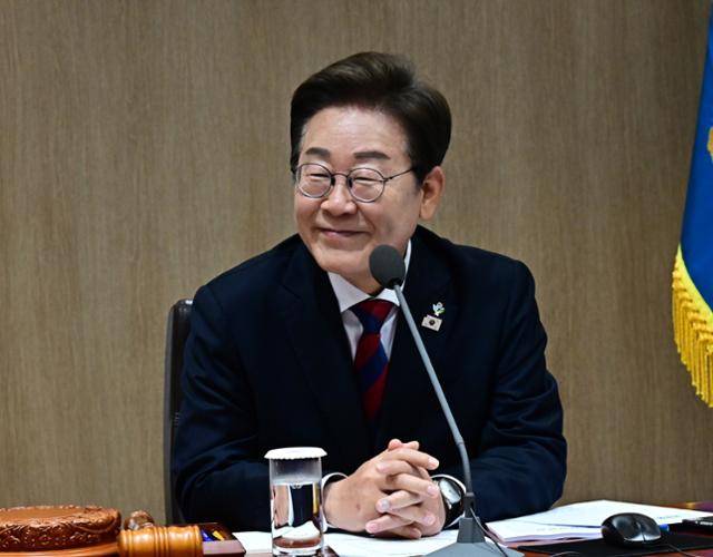 이재명 대통령이 5일 서울 용산 대통령실 청사에서 취임 후 열린 첫 국무회의를 주재하고 있다. 이 대통령 왼쪽 가슴에 모서리가 찢어진 모양의 '진관사 태극기' 배지가 달려있다. 왕태석 선임기자