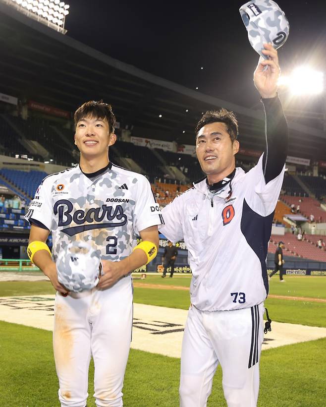 5일 KIA전 승리를 이끈 김민석을 조성환 감독대행이 직접 팬들 앞에 세웠다. 사진=두산 베어스