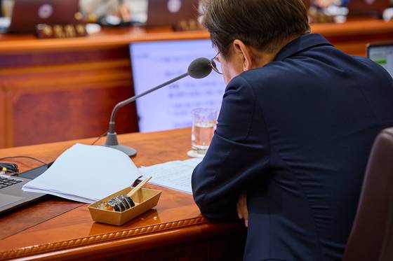 이재명 대통령이 5일 서울 용산 대통령실 청사에서 김밥으로 점심을 먹으며 국무회의를 이어가고 있다. 대통령실 제공