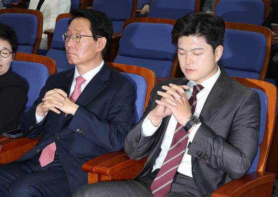 김용태 국민의힘 비상대책위원장(오른쪽)이 5일 오전 국회에서 열린 의원총회에 참석해 눈을 감고 있다. 왼쪽은 김상훈 정책위의장. 임현동 기자