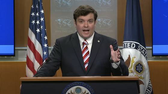 토미 피갓 미국 국무부 수석 부대변인이 5일(현지시간) 워싱턴 DC 국무부 청사에서 열린 언론 브리핑에서 취재진 질문에 답하고 있다. 사진 미 국무부 유튜브 채널 캡처