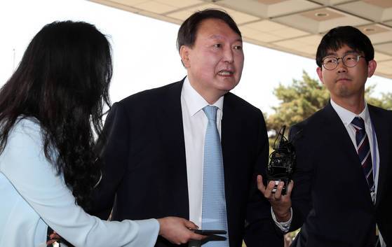 윤석열 전 대통령이 2017년 5월 22일 서울중앙지검장으로 첫 출근하며 기자들의 질문을 받고 있다. 우상조 기자