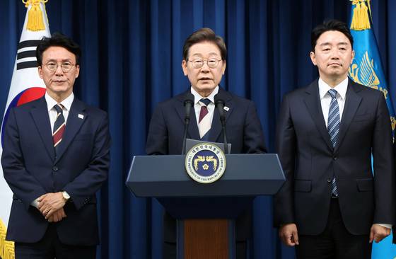 이재명 대통령이 4일 서울 용산 대통령실 청사에서 열린 인사브리핑에서 새 정부 첫 인사 발표를 하고 있다. 왼쪽부터 김민석 국무총리 후보자, 이 대통령, 강훈식 비서실장. 대통령실사진기자단