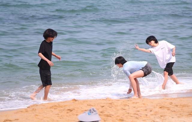▲ 강원 속초 해수욕장에서 관광객들이 물놀이를 하고 있다.연합뉴스