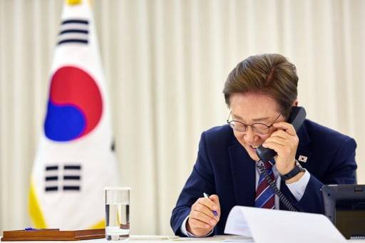 이재명 대통령이 6일 저녁 서울 한남동 관저에서 도널드 트럼프 미국 대통령과 전화 통화를 하고 있다.(대통령실 제공)