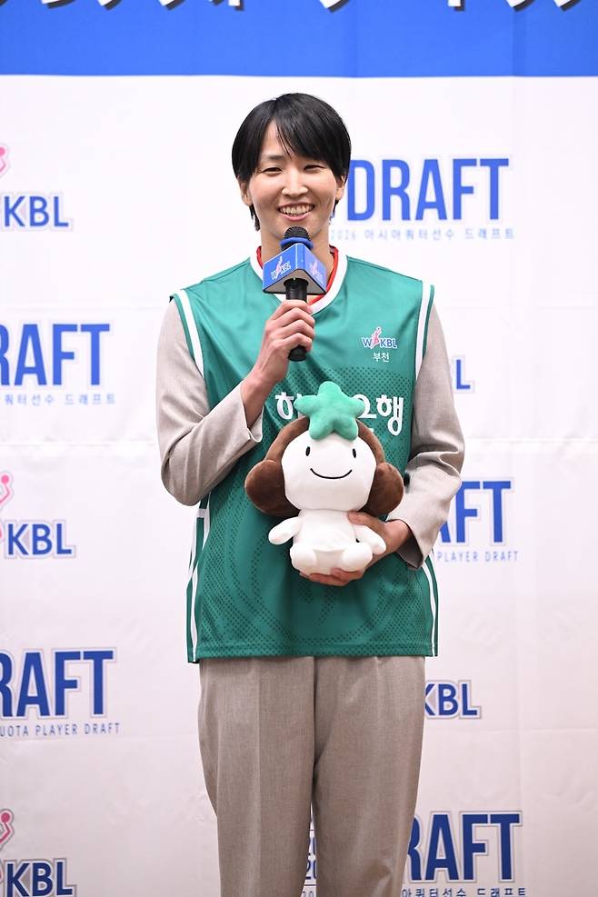 전체 1순위로 하나은행에 지명된 이이지마 사키 / 사진=WKBL