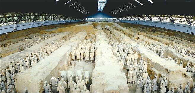 법가 사상가 ‘상앙’은 법을 지키면 보상을 주고, 어기면 처벌을 내린다는 원칙을 백성들에게 강력히 어필했다. 이러한 ‘시그널링’은 진나라 백성들이 빠르게 법 제도를 받아들이게 만드는 효과를 줬다. 이는 곧 진나라가 중국을 통일하는 기반이 됐다. 사진은 진시황릉. (중국국가여유국 제공)