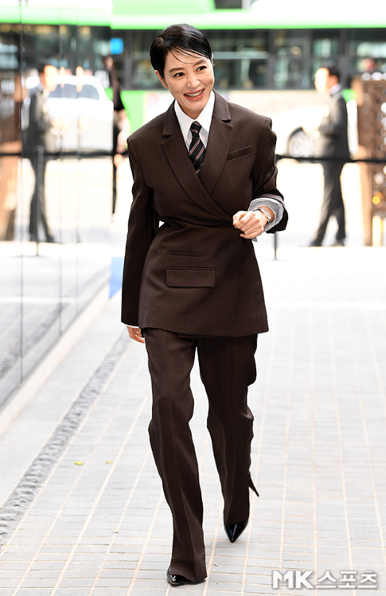 김혜수는 정갈하게 넘긴 사이드 파트 헤어스타일에 촉촉하게 젖은 듯한 질감을 살린 ‘슬릭 룩’으로 시크한 이미지를 배가시켰다. 사진=천정환 기자