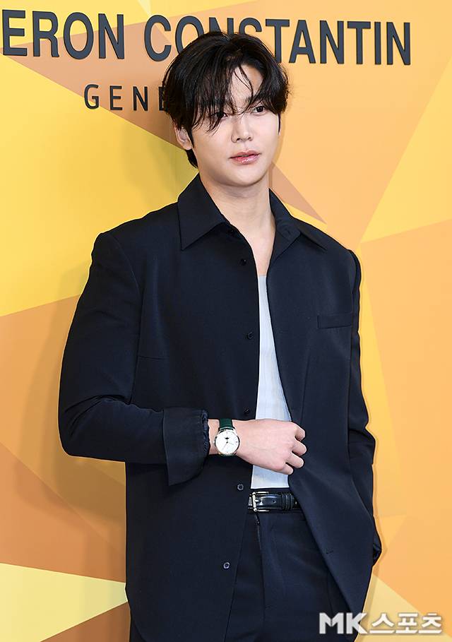 로운은, 매끈한 수트핏과 함께 한층 더 치명적인 분위기로 포토월을 장악했다. 사진=천정환 기자