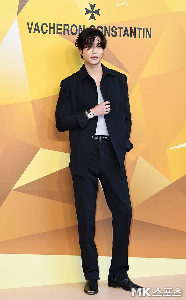 뚜렷한 쇄골과 넓은 어깨 라인을 드러낸 룩은 단정하면서도 대담했다. 사진=천정환 기자