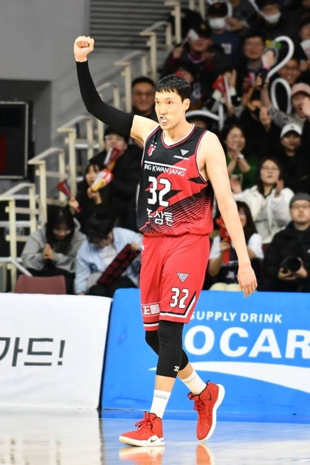 이종현은 자신의 SNS를 통해 “저는 지금, 새로운 도전을 시작하려 합니다. 해외리그에서 저 자신을 시험해보고자 합니다. 무너졌던 시간을 딛고, 다시 한 걸음 내딛는 이 선택이 저에게는 단순한 이적이 아니라 ‘선수 인생의 두 번째 챕터’라는 마음으로 준비해왔습니다”라고 이야기했다. 사진=KBL 제공