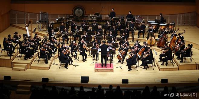 백승현 지휘자가 30일 오후 서울 송파구 롯데콘서트홀에서 열린 머니투데이-국립심포니오케스트라 주최 '발칙한 클래식 : 아름다운 그때'에서 멋진 무대를 선보이고 있다. /사진=김창현 chmt@