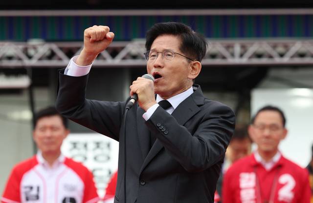 김문수 국민의힘 대선 후보가 24일 경북 구미시 박정희 전 대통령 생가 인근에서 열린 유세에서 지지호소를 하고 있다. 뉴시스