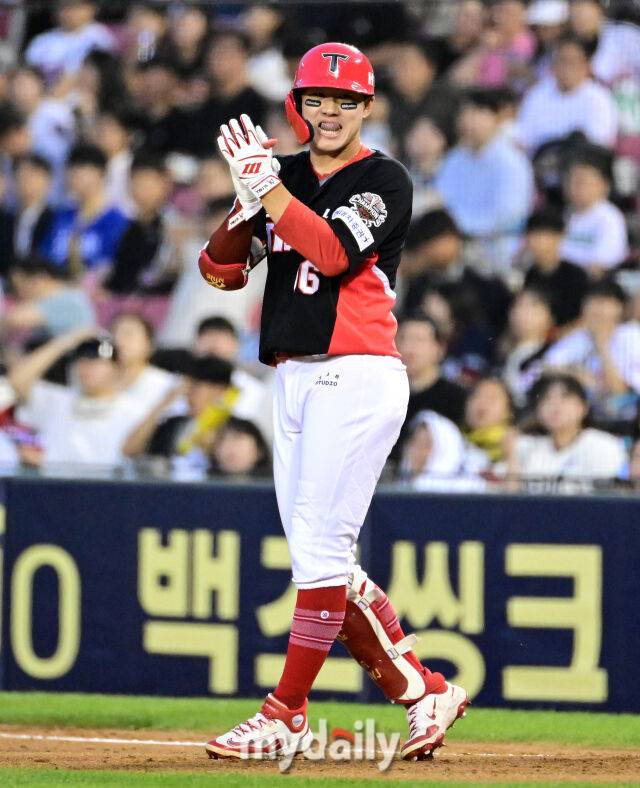 2025년 6월 5일 오후 서울 잠실구장에서 진행된 '2025 신한 SOL뱅크 KBO 리그' KIA 타이거즈와 두산 베어스의 경기. KIA 최원준이 5회초 1사 1루서 안타를 친 뒤 기뻐하고 있다./마이데일리
