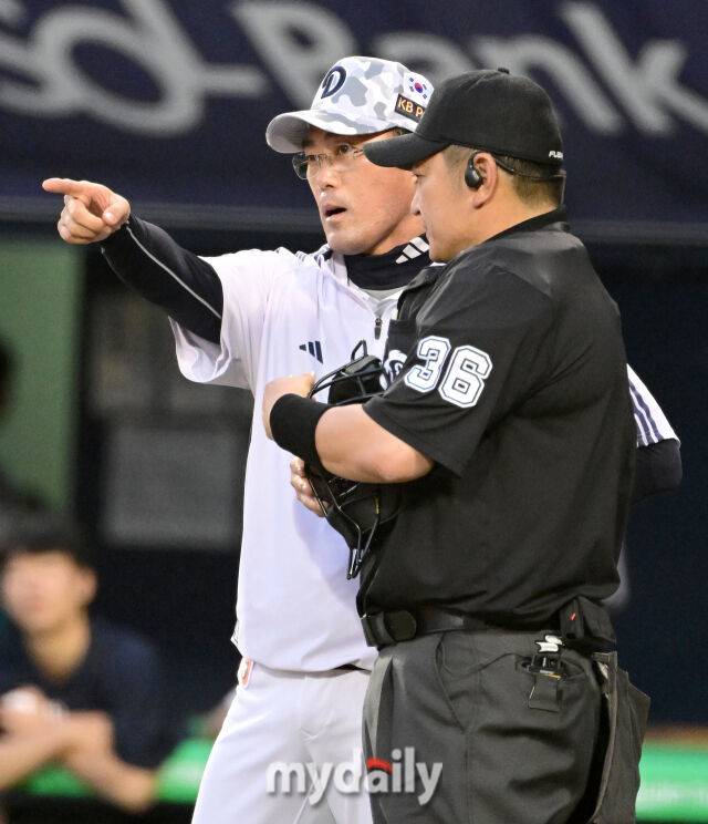 2025년 6월 5일 오후 서울 잠실구장에서 진행된 '2025 신한 SOL뱅크 KBO 리그' KIA 타이거즈와 두산 베어스의 경기. 두산 조성환 감독대행이 4회말 1사 2.3루서 김인태가 삼진을 당하자 김익수 구심에게 구명환 3루심의 체크스윙 판정에 대해 항의하고 있다./잠실 = 유진형 기자