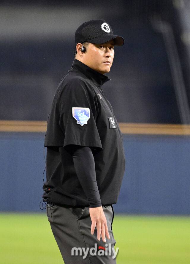 2025년 6월 5일 오후 서울 잠실구장에서 진행된 '2025 신한 SOL뱅크 KBO 리그' KIA 타이거즈와 두산 베어스의 경기. 두산 조성환 감독대행이 4회말 1사 2.3루서 김인태가 삼진을 당하자 김익수 구심에게 구명환 3루심의 체크스윙 판정에 대해 항의하자 구명환 3루심이 당황하고 있다./잠실 = 유진형 기자