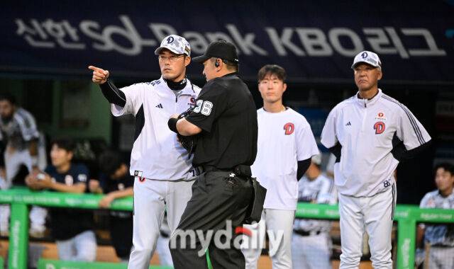 2025년 6월 5일 오후 서울 잠실구장에서 진행된 '2025 신한 SOL뱅크 KBO 리그' KIA 타이거즈와 두산 베어스의 경기. 두산 조성환 감독대행이 4회말 1사 2.3루서 김인태가 삼진을 당하자 김익수 구심에게 구명환 3루심의 체크스윙 판정에 대해 항의하고 있다./잠실 = 유진형 기자