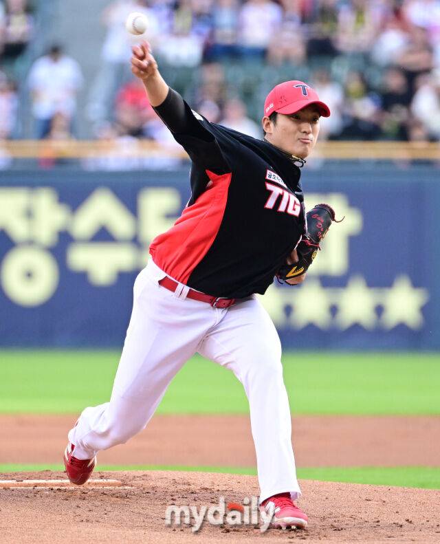2025년 6월 5일 오후 서울 잠실구장에서 진행된 '2025 신한 SOL뱅크 KBO 리그' KIA 타이거즈와 두산 베어스의 경기. KIA 선발투수 김도현이 역투하고 있다./마이데일리