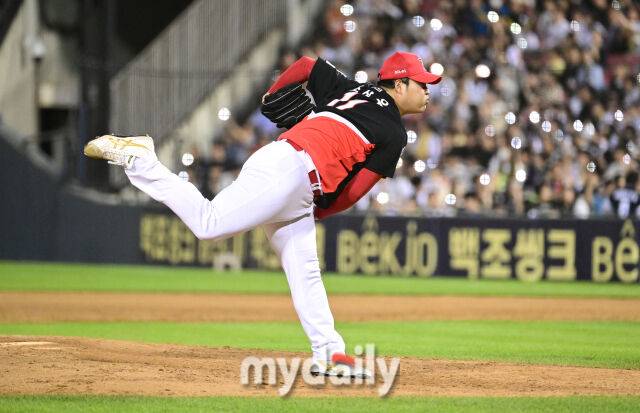 2025년 6월 4일 오후 서울 잠실구장에서 진행된 '2025 신한 SOL뱅크 KBO 리그' KIA 타이거즈와 두산 베어스의 경기. KIA 조상우가 8회말 구원등판해 역투하고 있다./마이데일리