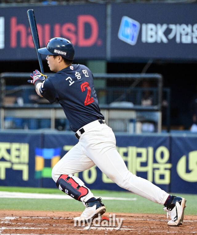 2025년 4월 25일 오후 서울 잠실구장에 진행된 '2025 신한 SOL뱅크 KBO 리그' 롯데 자이언츠와 두산 베어스의 경기. 롯데 고승민이 2회초 2사 만루서 1루수 강습 안타를 치며 1타점을 올리고 있다./마이데일리