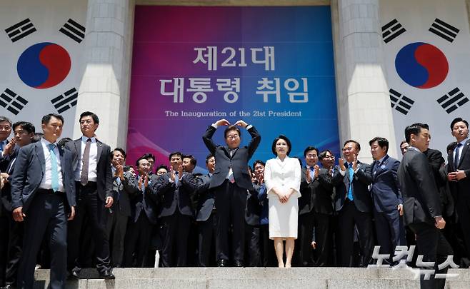 이재명 대통령이 지난 4일 오전 서울 여의도 국회 로텐더홀에서 취임 선서를 마치고 나와 잔디광장에 모인 시민들을 향해 하트를 만들어 보이고 있다. 윤창원 기자