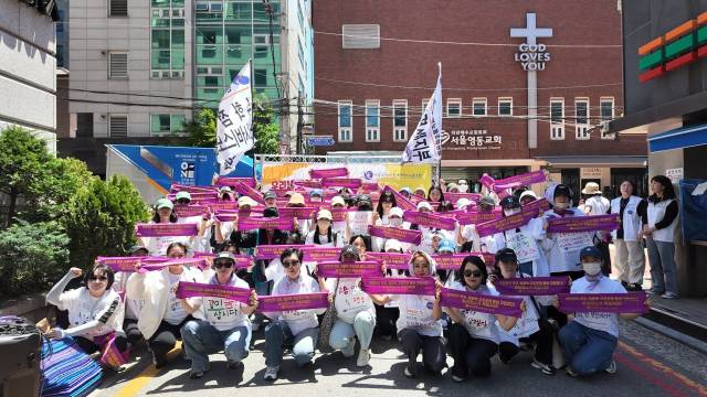 ▲ 백화점면세점판매서비스노조는 6월 4일 서울 강남구에 위치한 하이코스 본사 앞에서 결의 대회를 열고 고용안정 책임을 촉구했다. ⓒ백화점면세점판매서비스노조